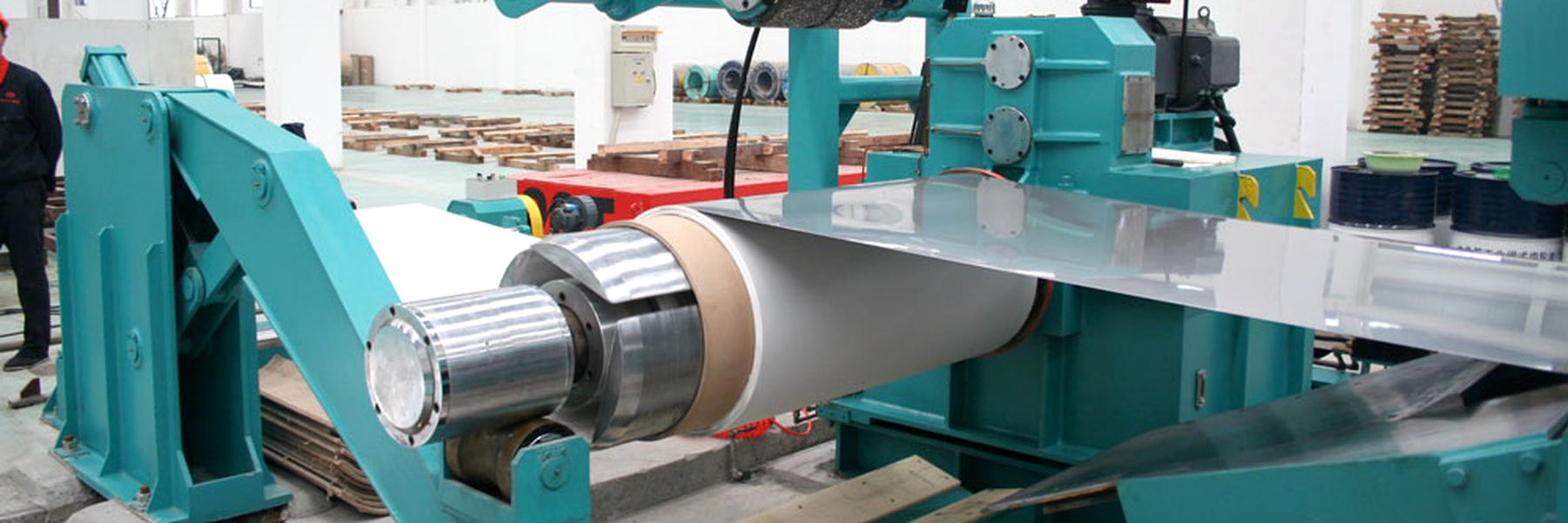 Procesamiento de una bobina de acero inoxidable en la planta de acero Baowang, Wuxi